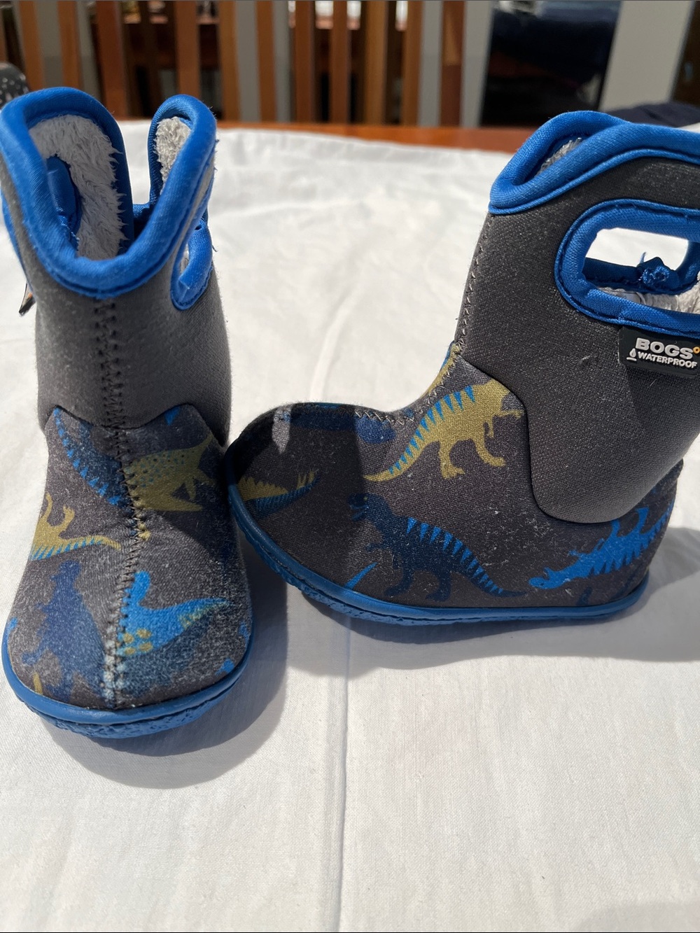 Bogs Kids Waterproof Dinosaur Rain Boots in Blue and Green, size 4